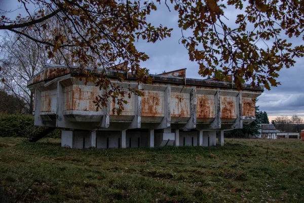 混凝土柱子上奇怪的锈蚀废弃的天文台建筑 — 图库照片
