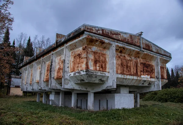 Seltsames rostiges verlassenes Observatoriumsgebäude auf Betonpfeilern — Stockfoto