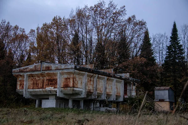 混凝土柱子上奇怪的锈蚀废弃的天文台建筑 — 图库照片