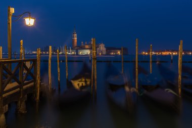 Saint Giorgio Maggiore Kilisenin çan kulesi ile geleneksel gondol