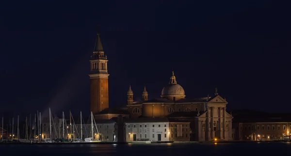 Pouliční lampy na pozadí kostel San Giorgio Maggiore — Stock fotografie