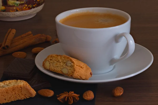 Cup of coffee and cookies with cinnamon — Stock Photo, Image