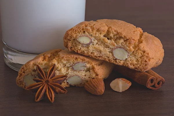 Süt ve kurabiye, fındık