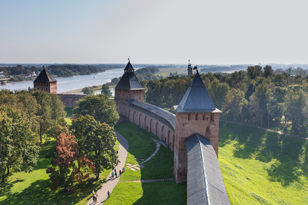 Кремль или Детинец, его древнее название, построил князь Ярославль
