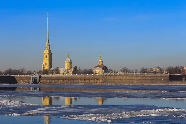 Peter och paul fästning i Sankt-petersburg, Ryssland — Stockfoto
