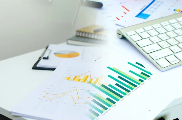 Chart and keyboard — Stock Photo, Image