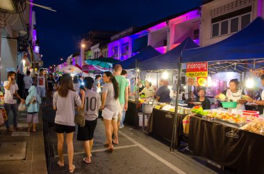 Phuket, Tayland 28 Şubat 2016: Tanımlanamayan turist Phuket üzerinde Şubat 28, 2016.serves ünlü Phuket için bir pazar olarak gece pazarında alışveriş ve turistik merkezidir.