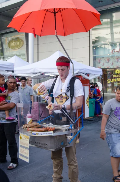 Bangkok Thailand May 2015 Unidentified Man Stand Selling Hotdog Department — Stock Photo, Image