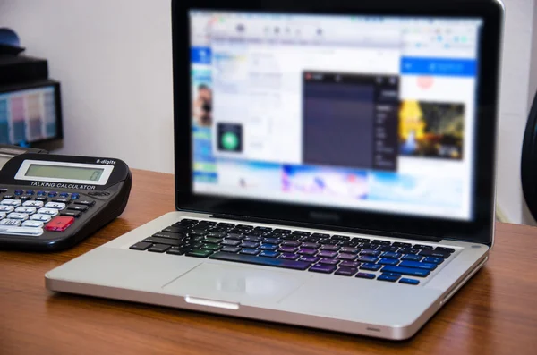 Laptop na mesa — Fotografia de Stock