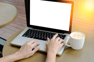 Bilgisayar laptop ve kahve Kupası tablo.