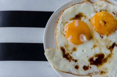 çanak üzerinde sahanda yumurta