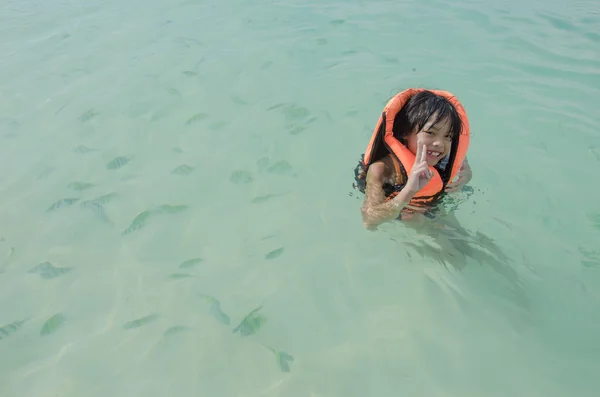 Asian girl playing sea — Stock Photo, Image