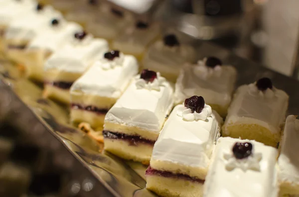 バニラのケーキの部分をクローズ アップ 選択と集中 — ストック写真