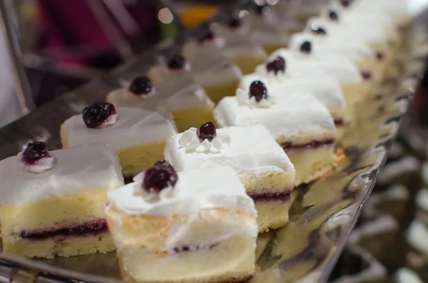 Torta di vaniglia su piatto — Foto Stock