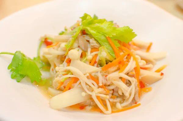 Ensalada de champiñones en plato —  Fotos de Stock