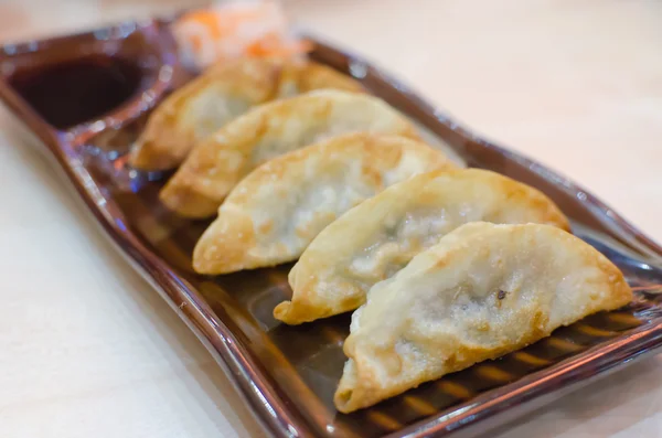 Gyoza på maträtt — Stockfoto