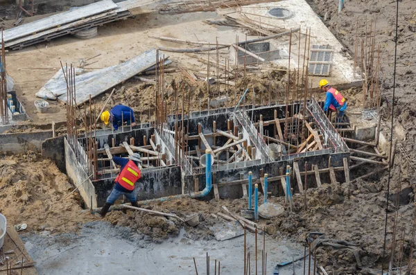 Trabalhadores Construção Civil Constroem Estruturas Aço Para Argamassa Cimento — Fotografia de Stock