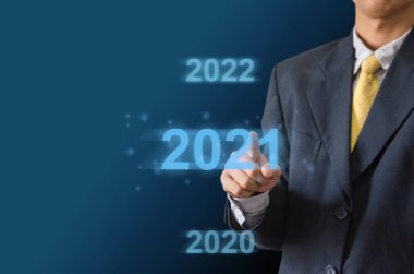 İş adamı eli 2021 sanal ekranına değdi. iş konsepti yeni yıl.