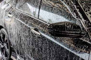 Köpük temizleyici ile siyah araba yıkama