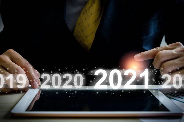 Dotykanie Ręki Biznesmena 2021 Wirtualny Ekran Tabletem Biurku Koncepcja Biznesu — Zdjęcie stockowe