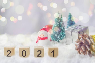 Kar, arka plan kardan adam ve Noel ağacı üzerine küplerdeki yaratıcı fikirleriniz kutlu olsun..