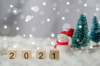 Kar, arka plan kardan adam ve Noel ağacı üzerine küplerdeki yaratıcı fikirleriniz kutlu olsun..