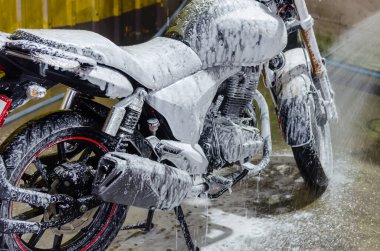 Araba yıkamada motosiklet köpüğü yıkama.