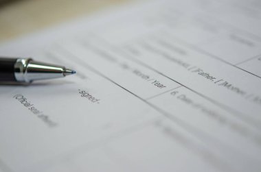 İş belgeleri, iş başvuruları veya sözleşme anlaşmaları, kalem ve imza kutuları.