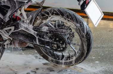 Araba yıkamacıdaki motosiklet yıkama yerini temizle.