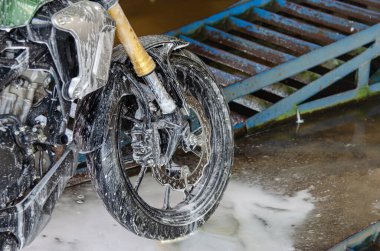 Araba yıkamacıdaki motosiklet yıkama yerini temizle.