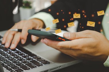 Yakın plan adam elinde bir cep telefonu ikon e-posta mesajı tutuyor. Pazarlama işi müşterilere bilgi göndermek ya da çevrimiçi işlemleri hacklemek. İş kavramı teknolojisi.