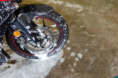 Araba yıkamacıdaki motosiklet yıkama yerini temizle.