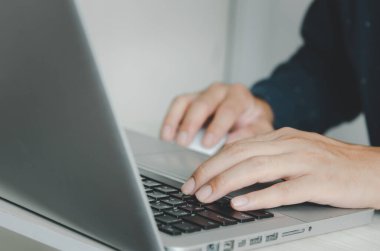 Klavye bilgisayarında daktilo yazan iş adamı.