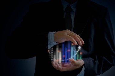 İş adamı, sanal ekranlardaki büyüme grafiğini analiz etti ve grafik tuşuna bastı, iş konsepti verisi dijital.