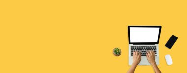 Bilgisayarı ve fareyi kullanarak el, sarı arkaplan üzerinde telefon.