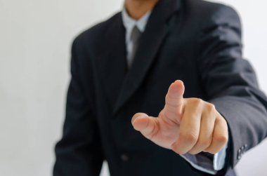 Takım elbiseli bir iş adamı parmaklarını öne uzatıyor..