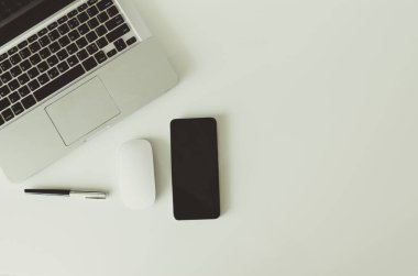 Bilgisayar dizüstü bilgisayarı, akıllı telefon, fare ve kalem arkaplanda. Boşluğu kopyala.