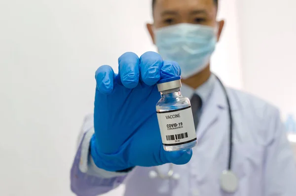 Medico Lavoratore Che Detiene Tubo Del Vaccino Covid Vaccino Coronavirus — Foto Stock