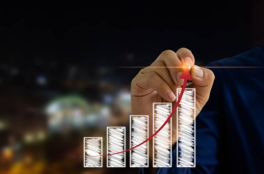 İş adamı el ve kalem sanal ekran grafik ve okuna dokunuyor. İş konsepti yatırımı ve büyüme.