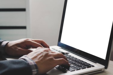 Laptop klavyesine el yazımı ve boş ekran bilgisayarı. Reklam ortamı için boş ekran alanı