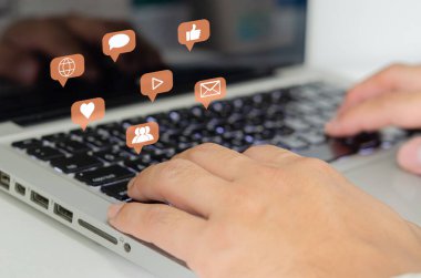 Bir dizüstü bilgisayarın klavyesine elle basmak. Simge sanal arayüz teknolojisi kavramı. Sosyal ağ, internet iş iletişimi veya sosyal sohbet.