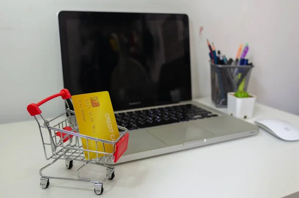 Geschäftsfinanzierungskonzept Kreditkarte Liegt Auf Dem Einkaufswagen Computertisch Online Shopping Und — Stockfoto