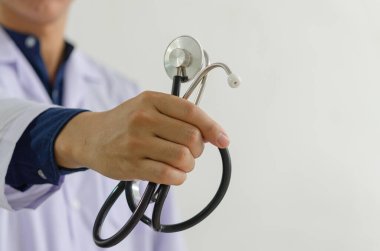 Stetoskop tutan bir doktor her doktorun ihtiyacı olan tıbbi bir cihazdır. Ciğerlerin sesini dinleyerek. Kalp sesi. Boşluğu kopyala.