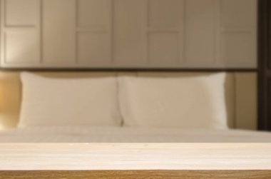 ahşap masa üstü ve soyut bulanık görüntü yatak odası. Görüntülemek için kullanılan veya ürün montaj.