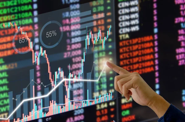 手工业者触摸虚拟屏幕 具有金融投资理念的股票市场或外汇交易图和图表 — 图库照片