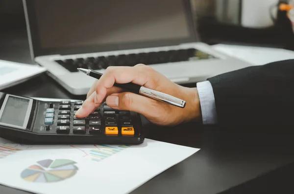 Primo Piano Della Mano Uomo Affari Una Calcolatrice Economia Aziendale — Foto Stock