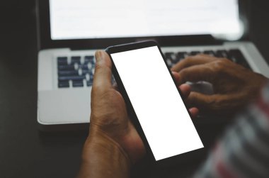 Ofisteki çalışma masasındaki reklam metni için el ele tutuşan boş ekran bilgisayar görüntüsü..