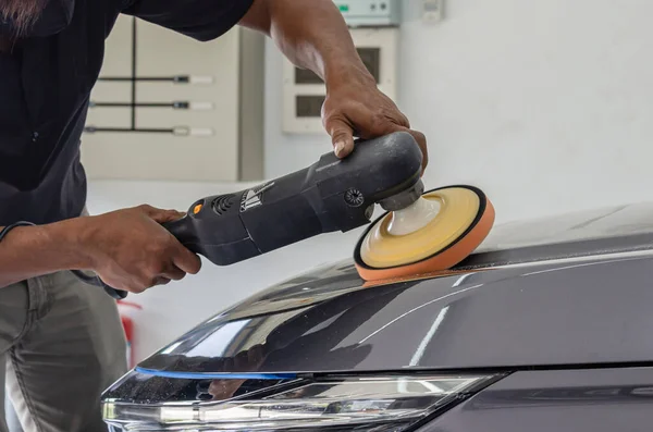 Detallado Del Coche Mecánico Masculino Que Sostiene Máquina Pulido Del —  Fotos de Stock