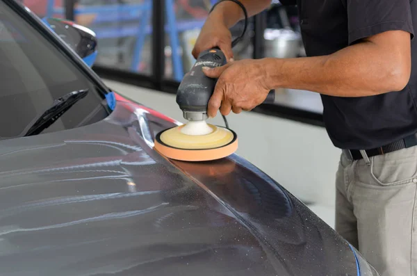 Detallado Del Coche Mecánico Masculino Que Sostiene Máquina Pulido Del —  Fotos de Stock