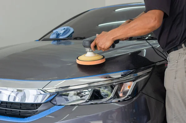 Detallado Del Coche Mecánico Masculino Que Sostiene Máquina Pulido Del — Foto de Stock